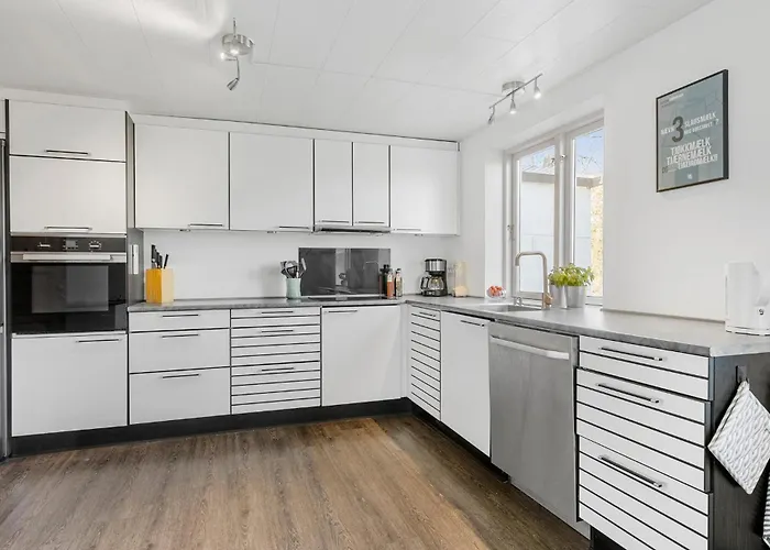 4 Bedroom Gorgeous In Allinge-Sandvig